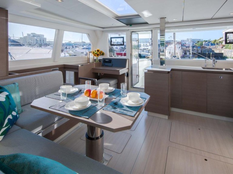 Catamaran rental in Nassau - Leopard Leopard 42