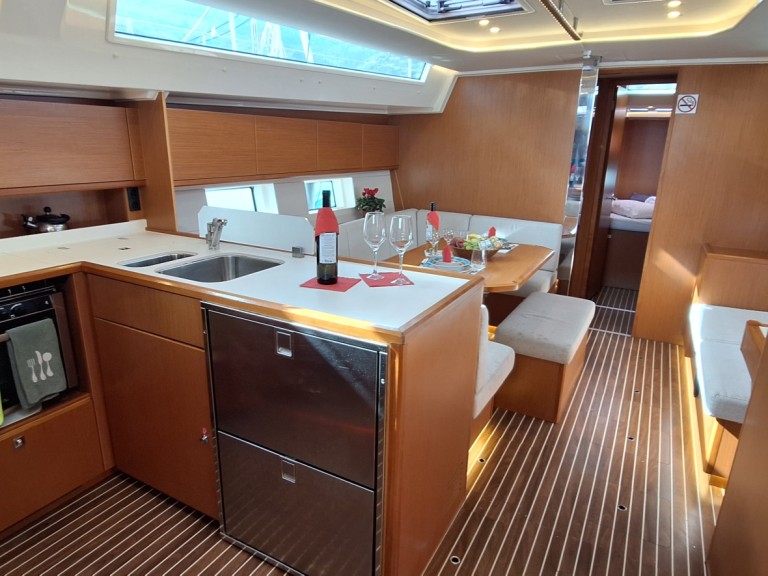 Sailboat for rent Nikiána at the best price