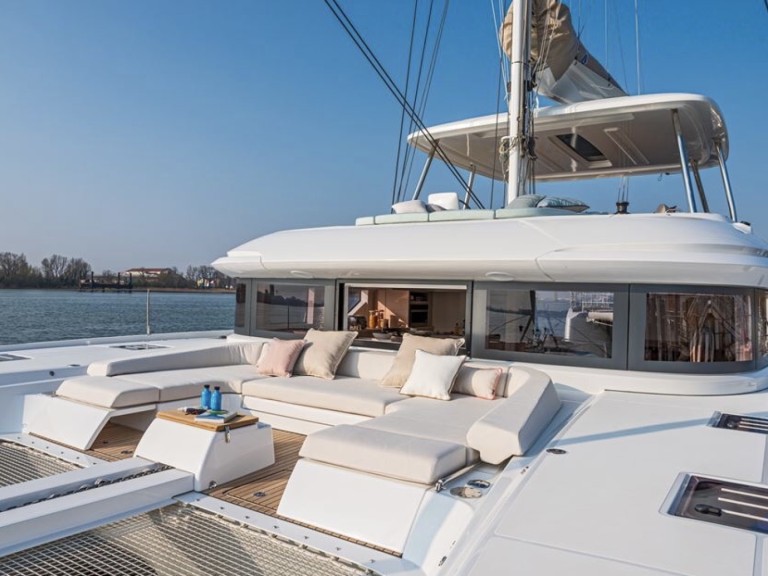 Lagoon Lagoon 55 in Alimos on SamBoat