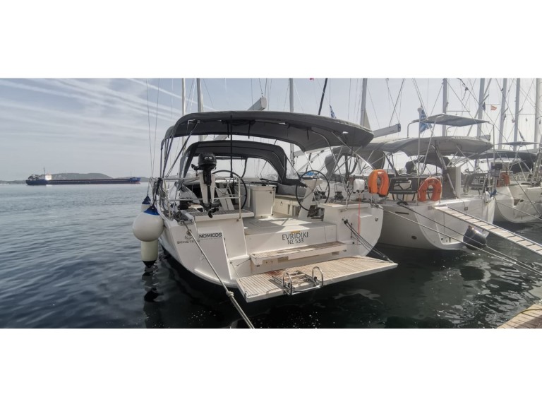 Sailboat for rent Lávrio at the best price