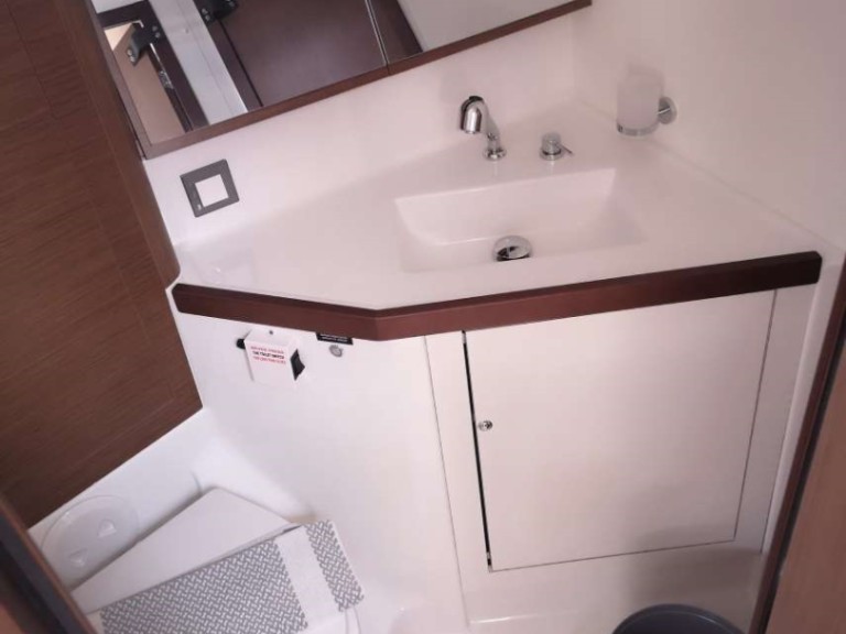 Bénéteau Oceanis 46.1 charter bareboat or captained in  Lávrio