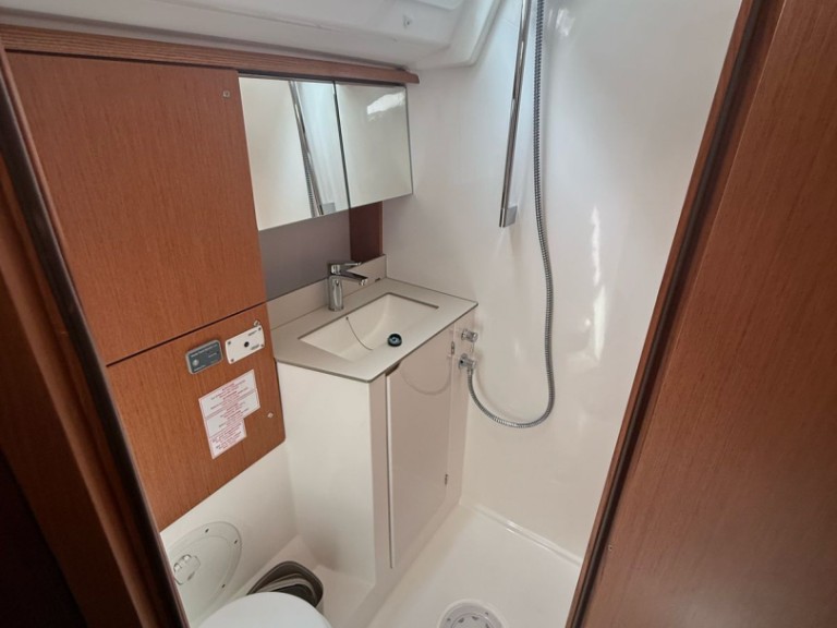 Sailboat for rent Préveza at the best price