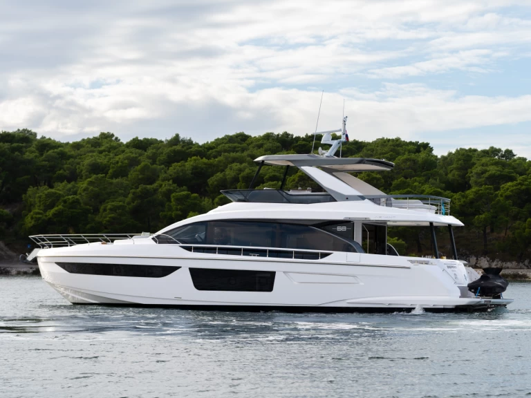 Boat rental Azimut Azimut 68 Fly in Šibenik on Samboat