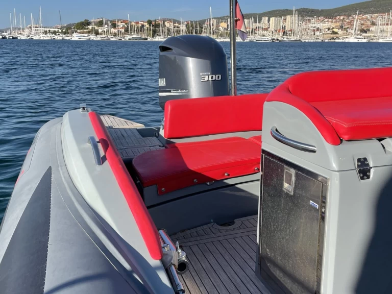 Bareboat Rental Motorboat Lomac with a boat licence