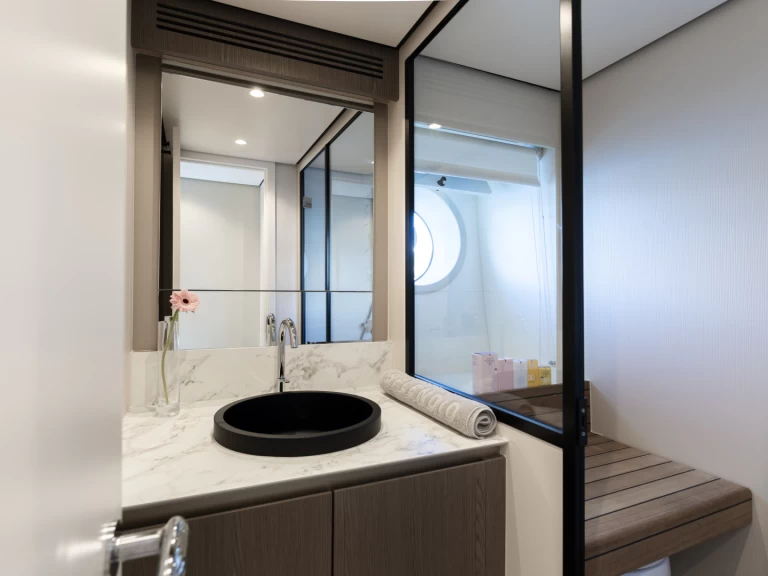 Bareboat Rental Motorboat Azimut with a boat licence