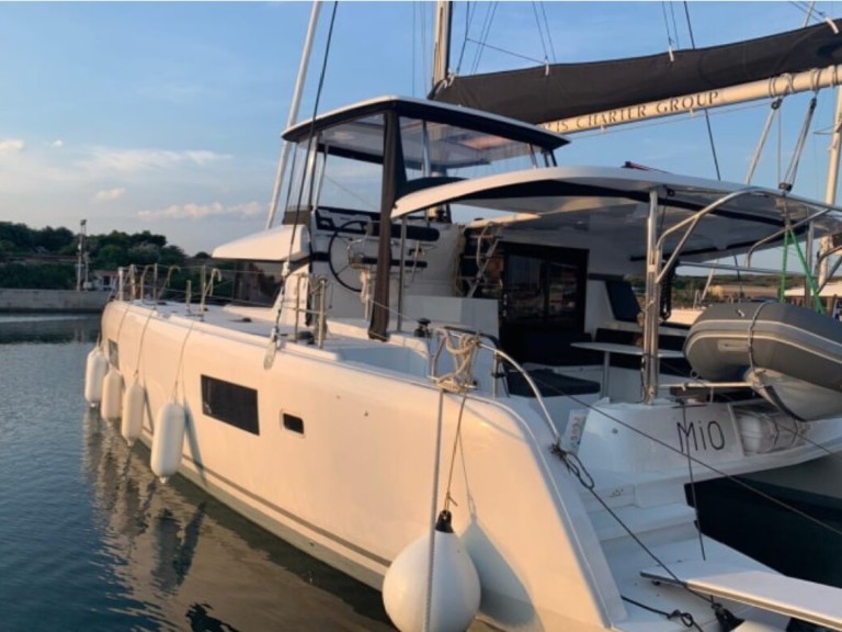 Yacht charter Lefkáda cheap Lagoon 42