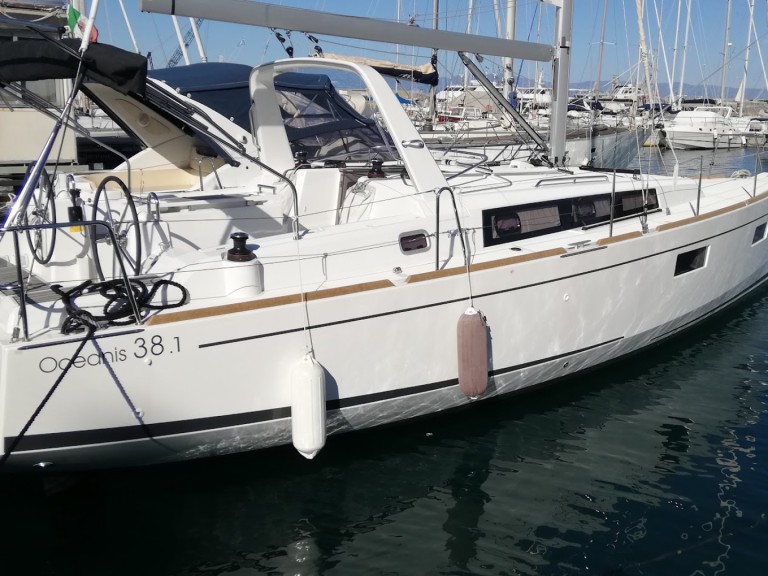 Sailboat rental with or without captain Bénéteau Vibo Marina