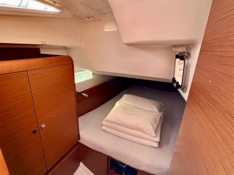 Boat rental Jeanneau Sun Odyssey 419 in Drage on Samboat