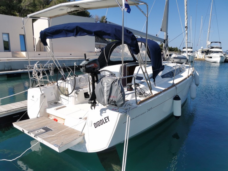 Boat rental Jeanneau Sun Odyssey 349 in Drage on Samboat