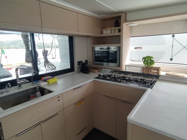 Lagoon Lagoon 46 in Porto Pollo on SamBoat