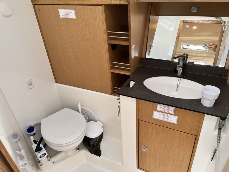 Rent a Bavaria Cruiser 41 Lávrio