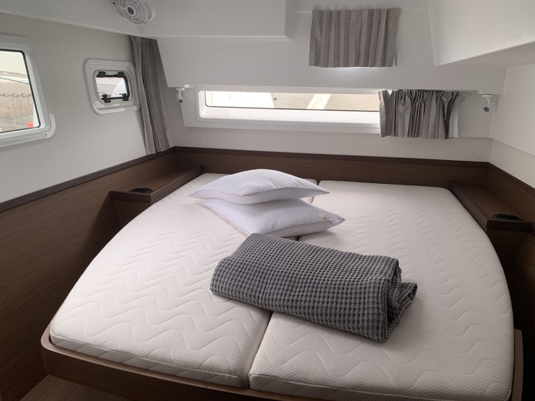 Boat rental Lagoon Lagoon 42 in Lávrio on Samboat