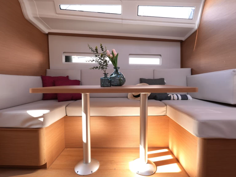 Jeanneau Sun Odyssey 410 in Salerno on SamBoat