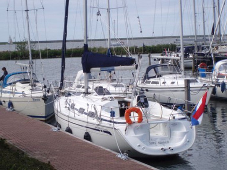Rent a Bavaria Bavaria 30 Cruiser Yerseke