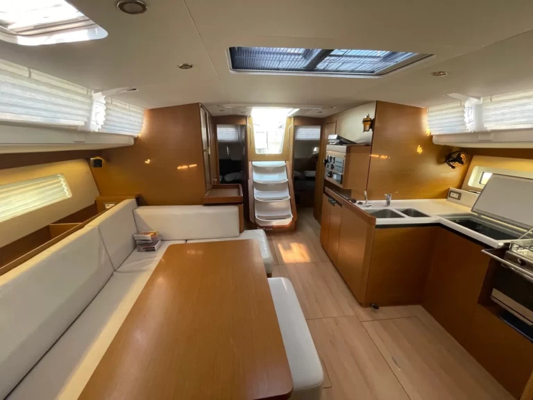 Boat rental Jeanneau Jeanneau Sun Odyssey 490 in Alimos on Samboat