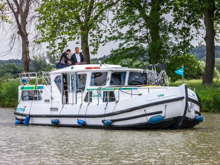 Bareboat Rental Motorboat Pénichette with a boat licence
