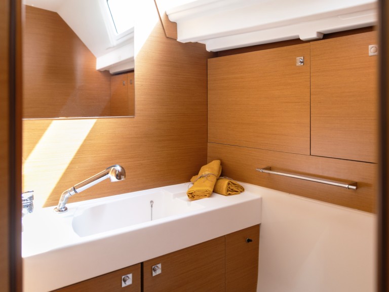 Sailboat for rent Préveza at the best price