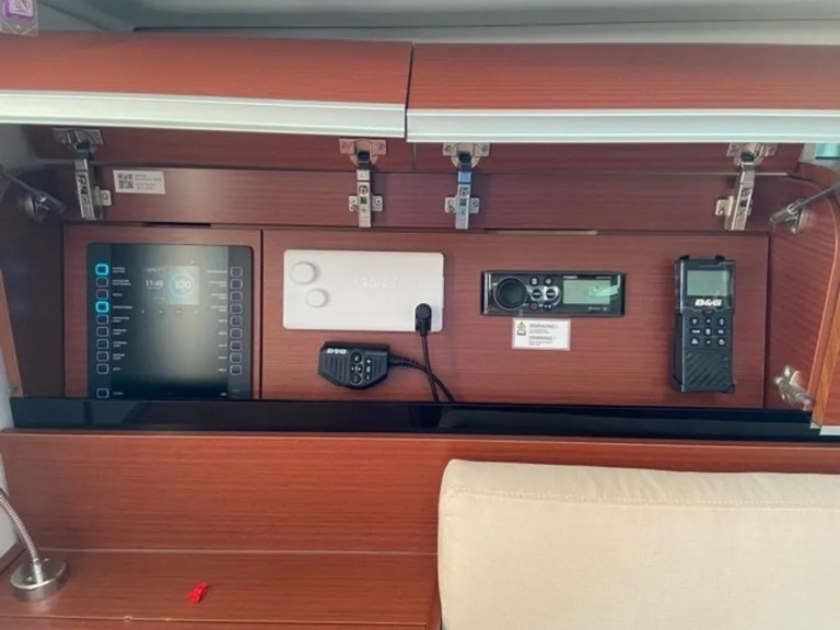 Sailboat for rent Lávrio at the best price