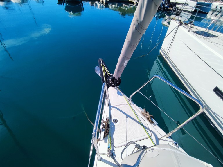 Sailboat for rent Lávrio at the best price