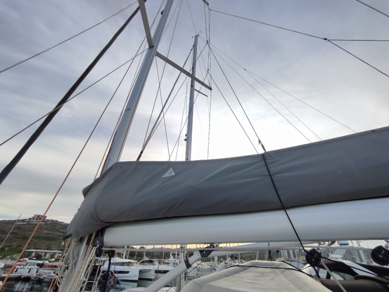 Sailboat for rent Lávrio at the best price