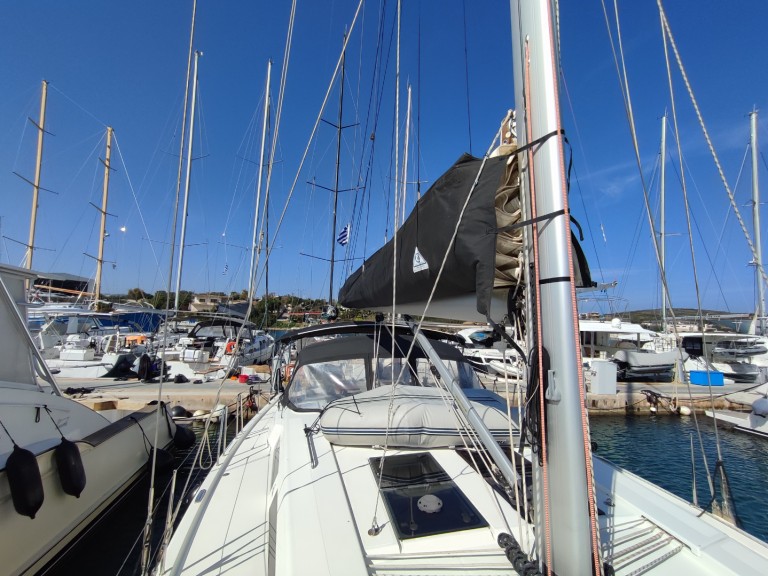 Sailboat for rent Lávrio at the best price