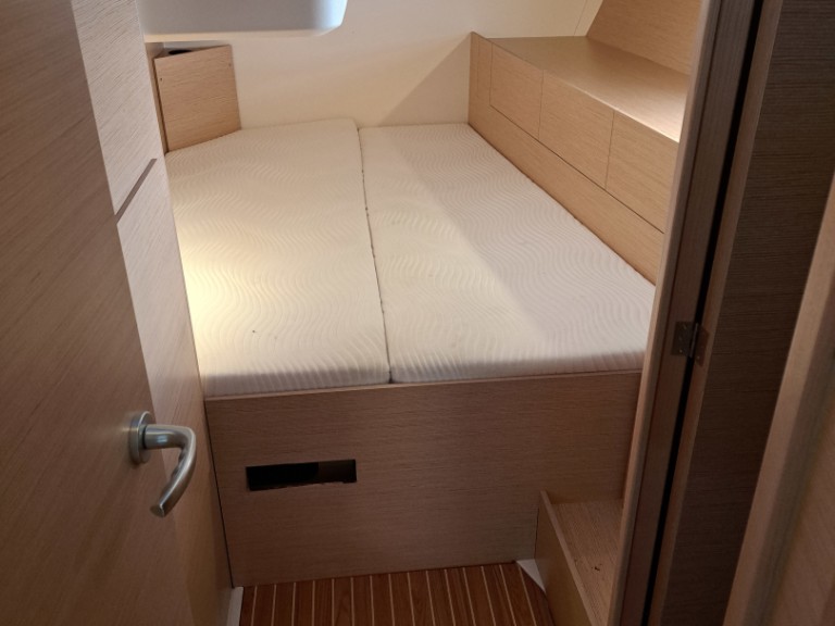 Sailboat for rent Lávrio at the best price