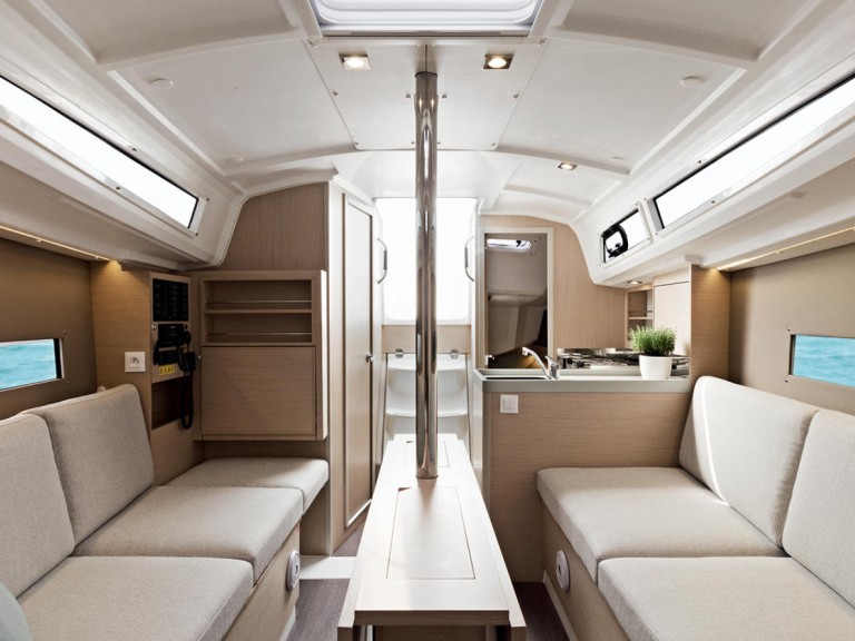 Bénéteau Oceanis 30.1 in Furnari on SamBoat