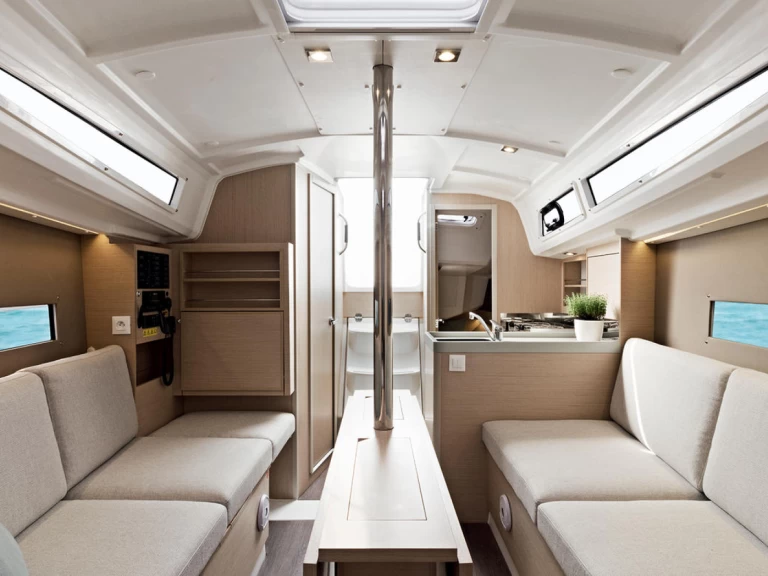 Bénéteau Oceanis 30.1 in Furnari on SamBoat