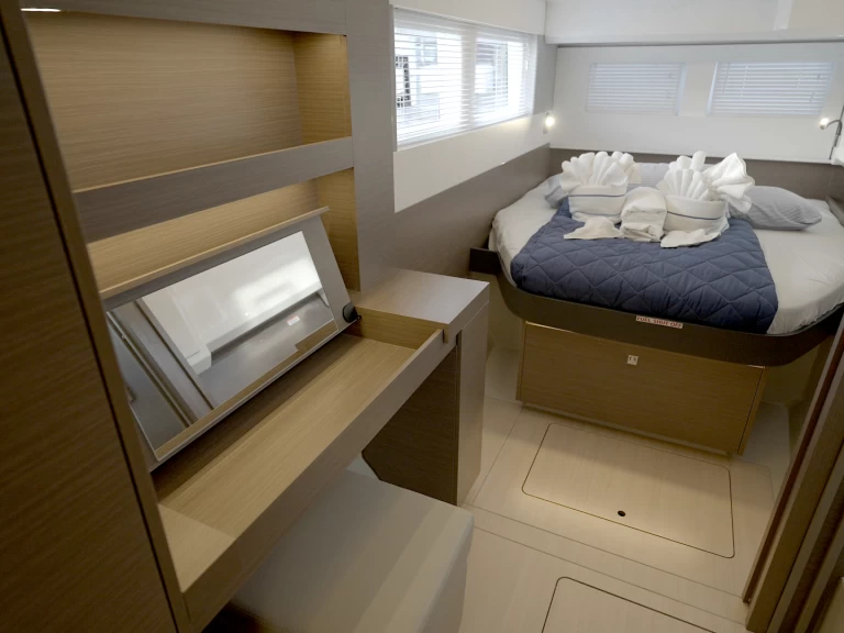 Bareboat Rental Motorboat Leopard with a boat licence