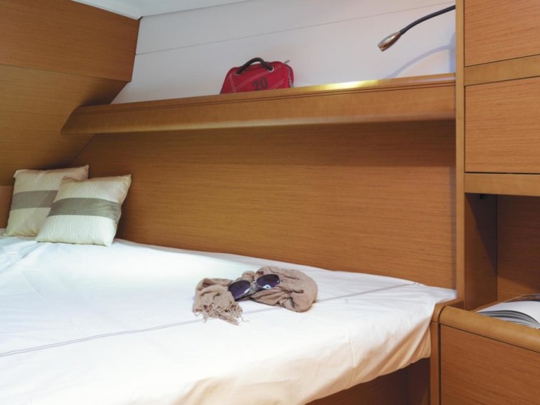 Jeanneau Sun Odyssey 389 in Marina (City) on SamBoat