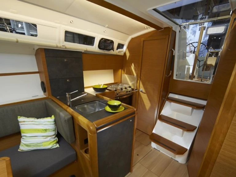 Sailboat for rent Lefkáda at the best price