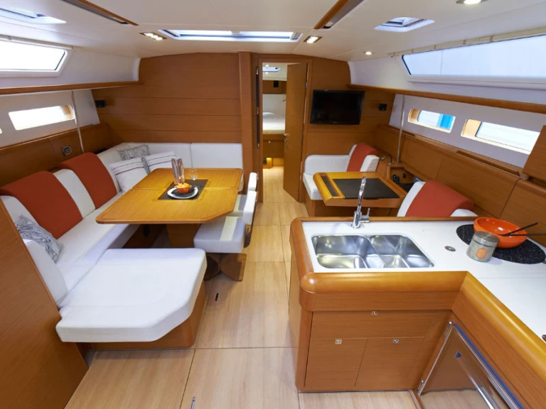 Jeanneau Sun Odyssey 479 in Marina (City) on SamBoat