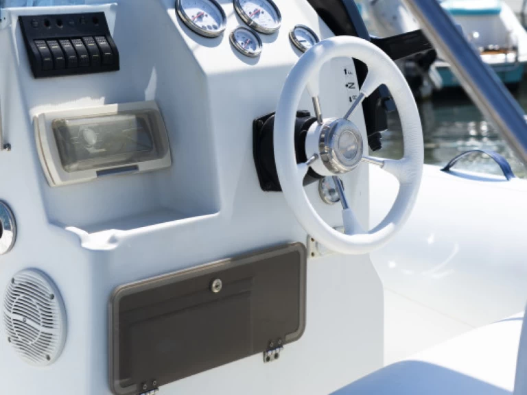 Boat rental  Motorboat 6 in Torre Canne on Samboat