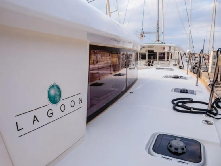 Rent a Lagoon Lagoon 400 S2 Volos