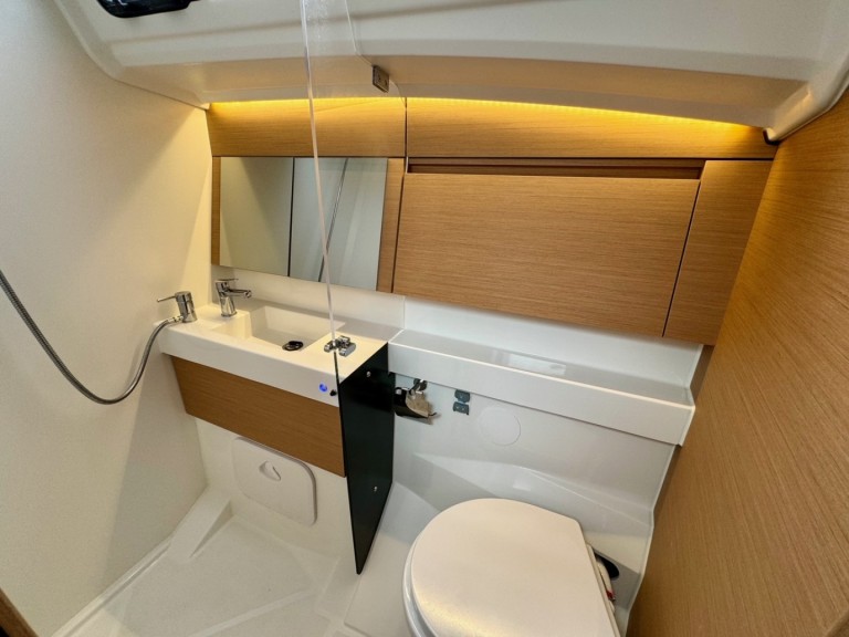 Jeanneau Sun Odyssey 410 charter bareboat or captained in  Lefkáda