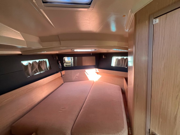 Bénéteau Oceanis 41.1 charter bareboat or captained in  Lefkáda