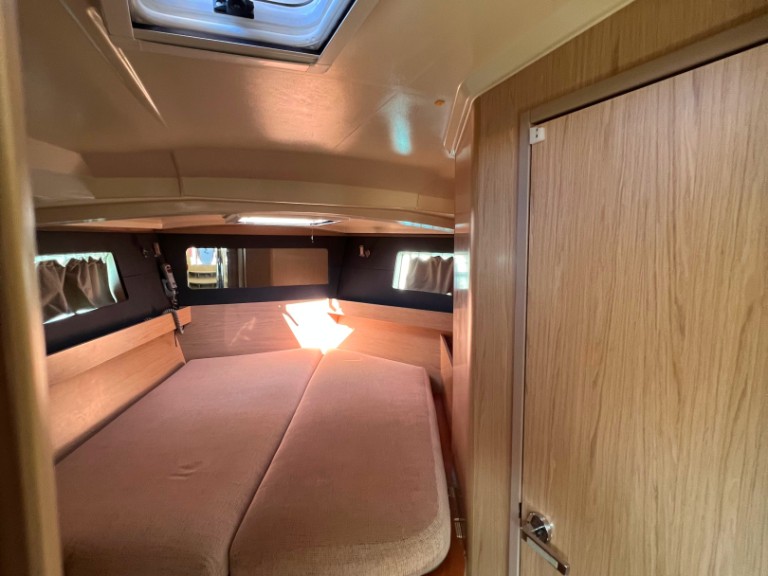 Rent a Bénéteau Oceanis 41.1 Lefkáda