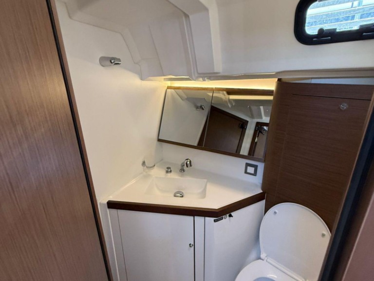 Sailboat rental with or without captain Bénéteau Lávrio