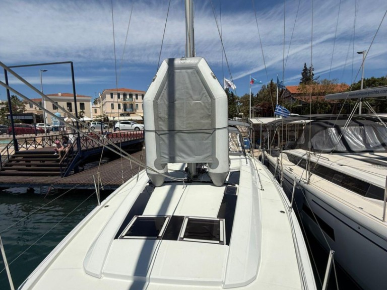 Sailboat for rent Lávrio at the best price