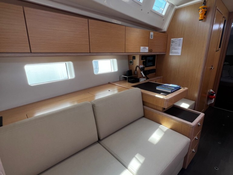 Sailboat for rent Lávrio at the best price