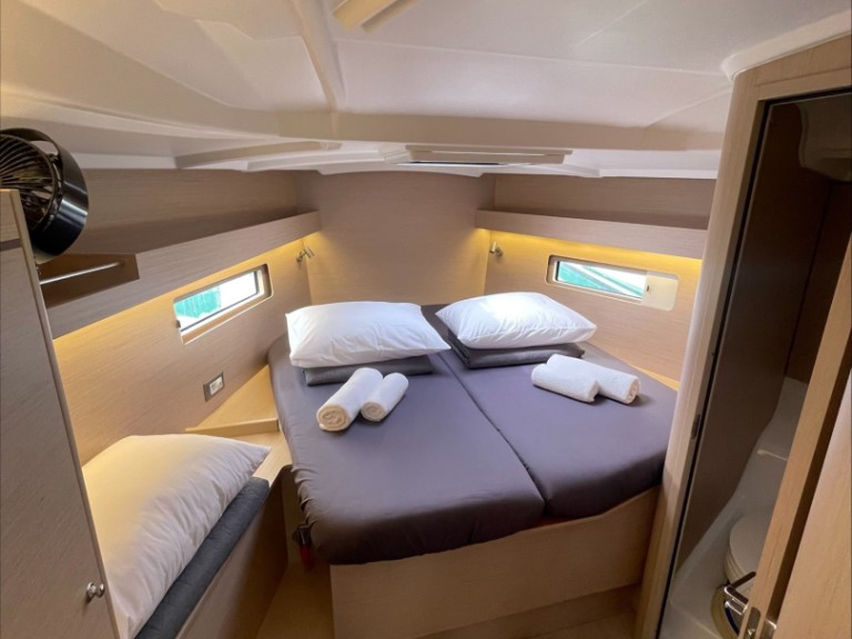 Yacht charter Lávrio cheap Oceanis 40.1