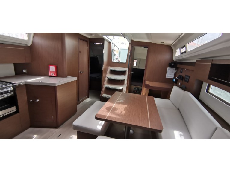 Boat rental Bénéteau Oceanis 40.1 in Lávrio on Samboat