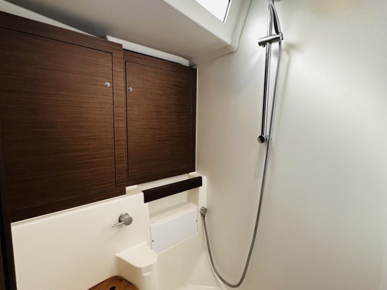 Bénéteau Oceanis 51.1 charter bareboat or captained in  Alimos