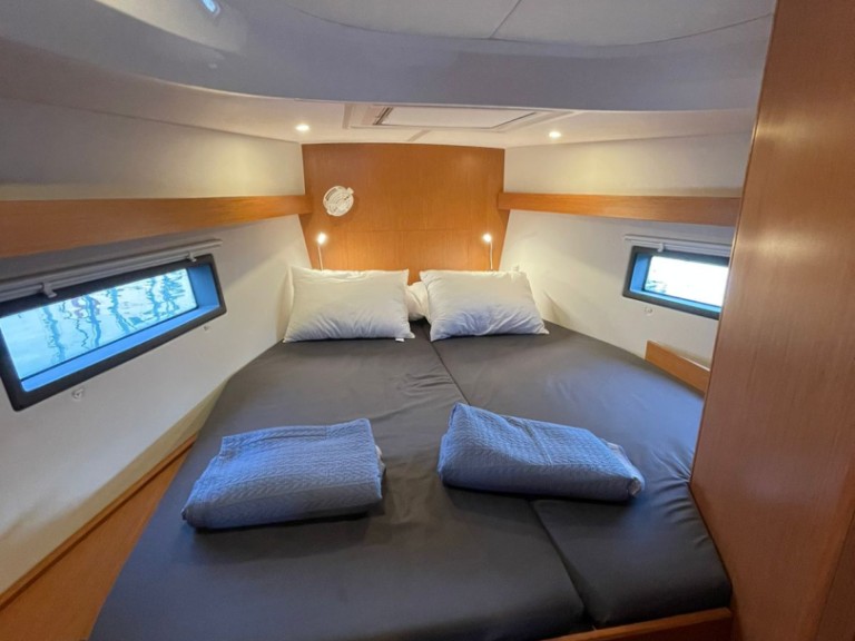 Boat rental Bavaria Bavaria C42 in Alimos on Samboat