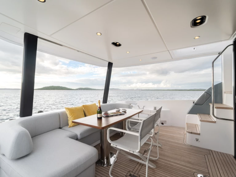 Luxury Yacht rental with or without captain Azimut Šibenik