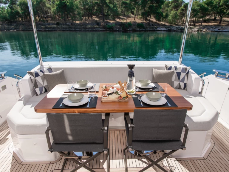 Azimut Azimut 60 Fly charter bareboat or captained in  Šibenik