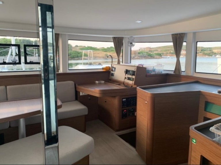 Yacht charter Lefkáda cheap Lagoon 42