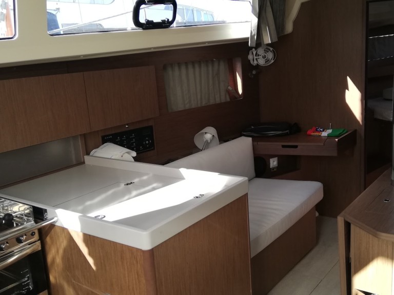 Boat rental Bénéteau Oceanis 38.1 in Vibo Marina on Samboat