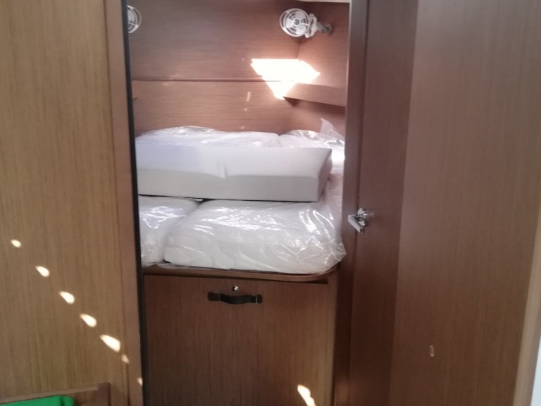 Sailboat rental with or without captain Bénéteau Vibo Marina