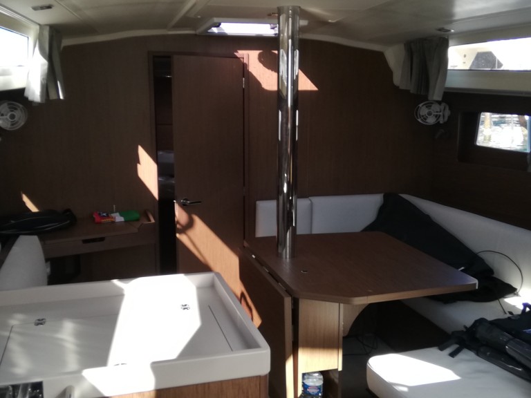 Bénéteau Oceanis 41.1 in Vibo Marina on SamBoat